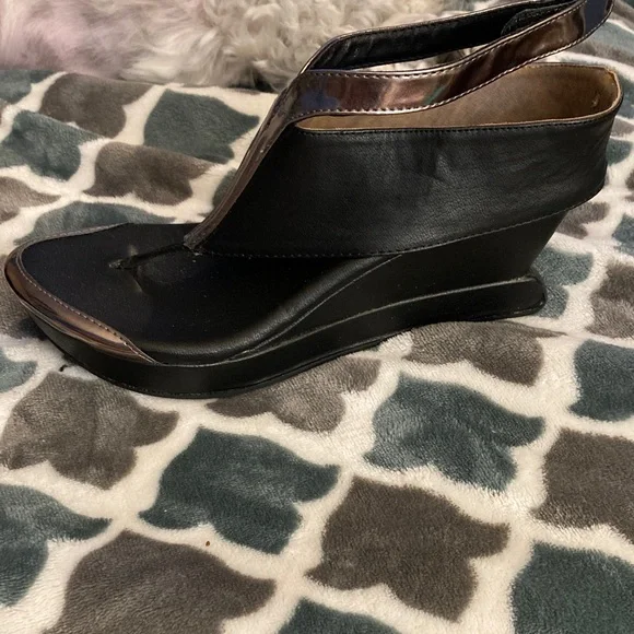 Elegant Black, bronze and tan convertible Women's Sandals - Picture 3 of 6